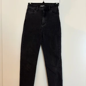 Svarta high waist jeans från Abrand - Snygga svarta jeans från Abrand Jeans med hög midja och klassisk femficksdesign. Jeansen har raka ben och är tillverkade i ett mjukt denimtyg. Perfekta för dig som gillar en clean och stilren look. Aldrig använda!