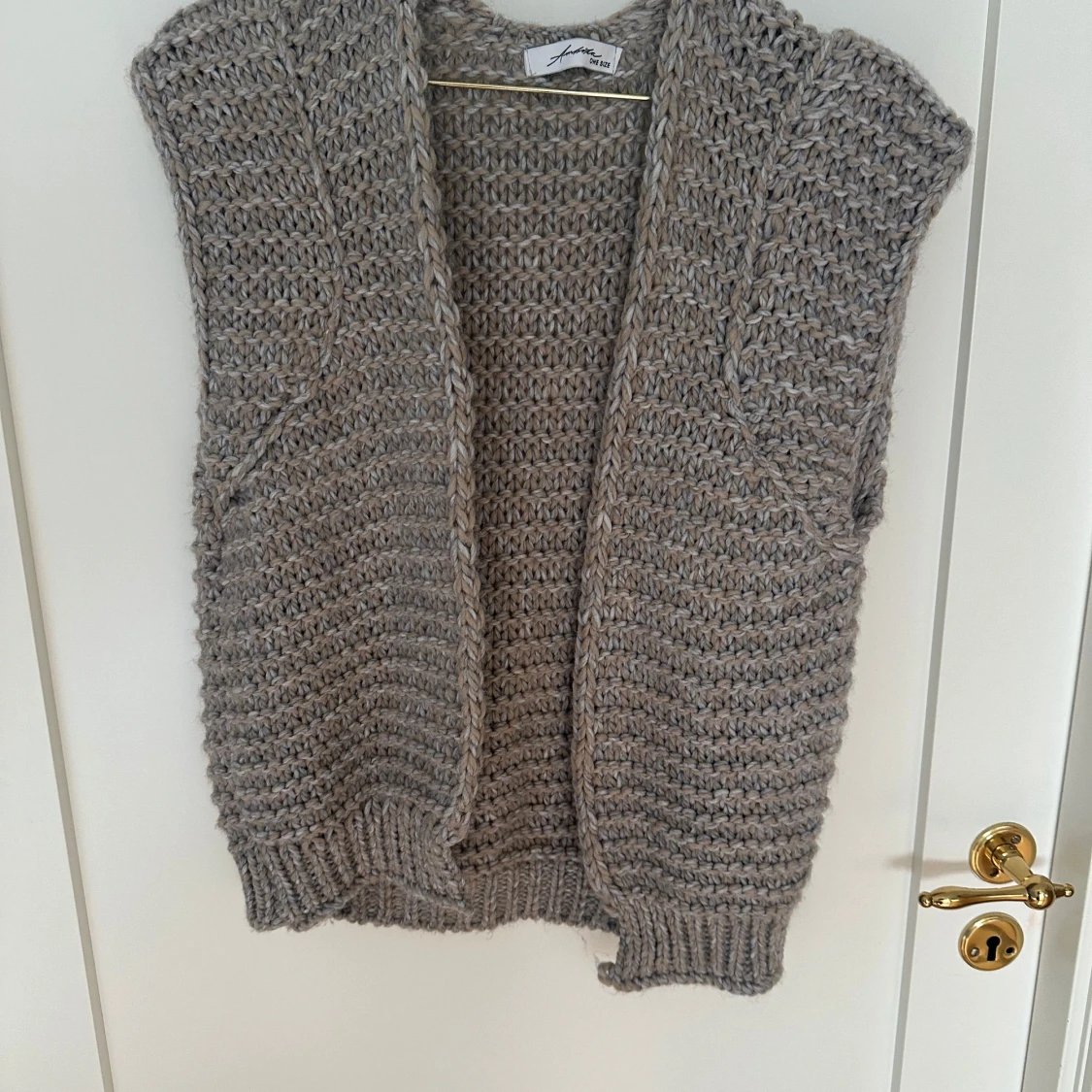 Beige stickad väst/kofta - 1