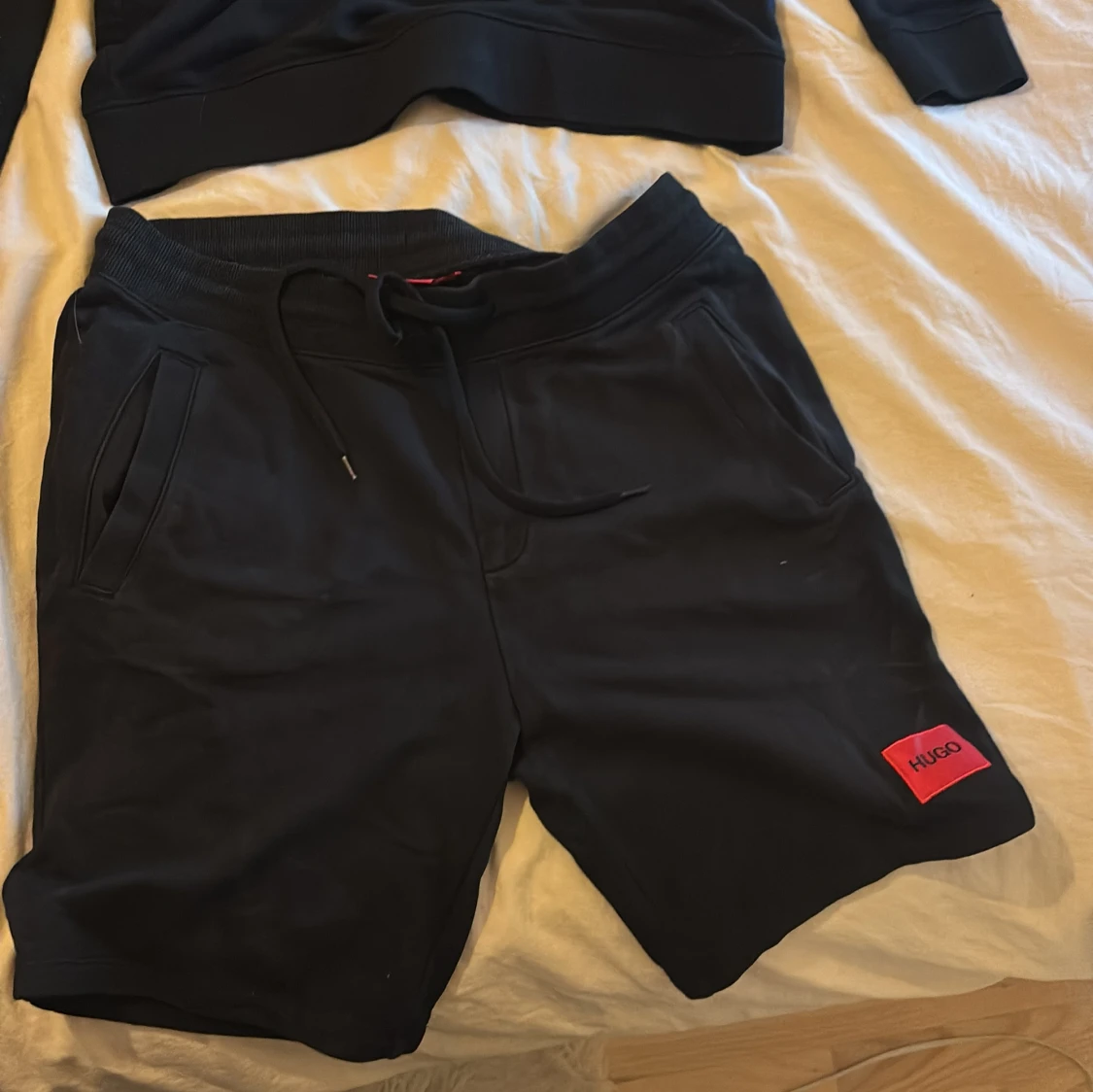 Svarta shorts och tröja från Hugo med röd logga - 1