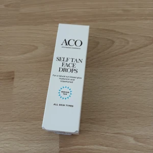 ACO Self Tan Face Drops Medium Tan - ACO Self Tan Face Drops är brun-utan-sol-droppar för ansiktet som ger en jämn, naturlig solkysst lyster. Oparfymerad, vegansk formula med återfuktande hyaluronsyra. Passar alla hudtyper och även känslig hud. 30 ml. Helt oanvänd då jag ej använder sådant! Nypris 185kr