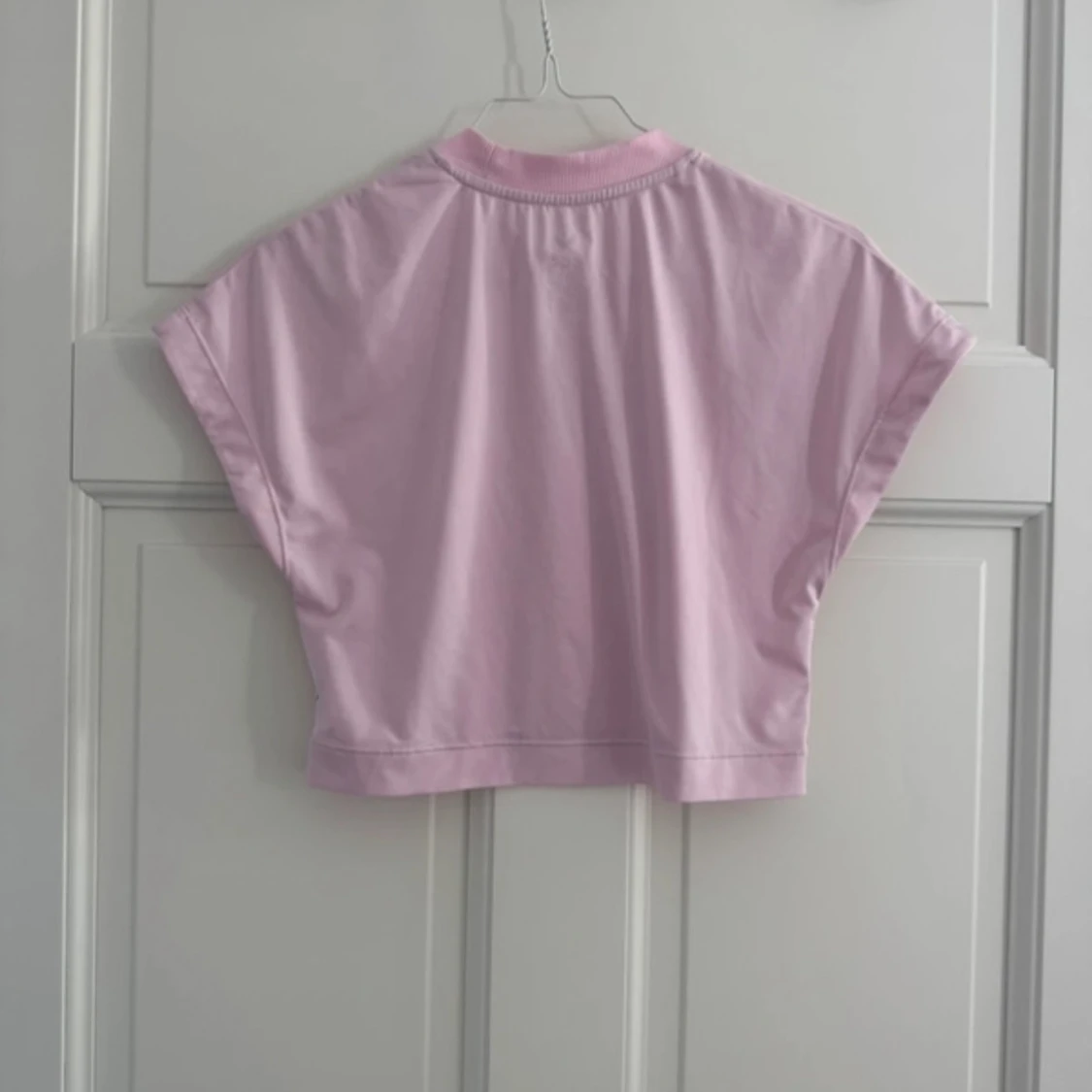 Ljusrosa croppad topp från SOC - 1