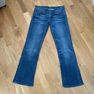 Blåa jeans - Supersnygga midrise bootcut jeans i färgen mörkblå! Vintage och går inte att få tag på längre! Storlek 29, midja: 38 cm, midjehöjd: 21 cm, innerben: 74 cm
