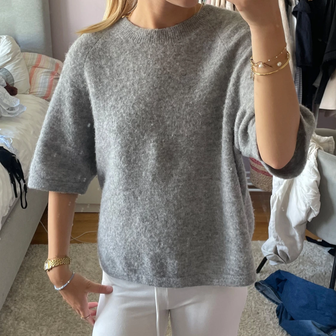 Grå stickad tröja med halvärm - 1