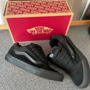 Vans knu skool  - Säljer nu dessa feta Vans knu skool | 10/10 skick då dem bara är använda 2-3 gånger | säljer dem pågrund av att dem inte kommer till användning | nypris är 1000kr | skriv vid frågor eller intresse!🌴