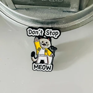 Pin med katt och text Don't Stop Meow - Rolig pin med en tecknad katt utklädd som Freddie Mercury i gul jacka och vita byxor. 🌟