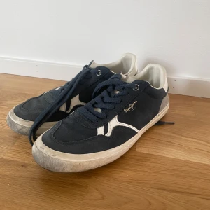 Pepe Jeans skor - Säljer mina pepe jeans skor då jag inte använder dem längre, dem är lite smutsiga men det är inte permanent smuts.                                          Nypris cirka 800.                                                            Tveka inte att höra av dig vid frågor 🙂
