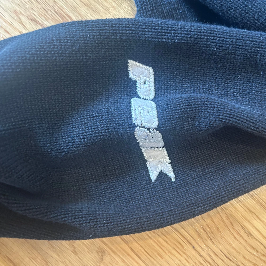 Mörkblå stickad Peak Performance-tröja - 1