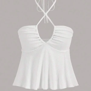 Sommartopp - Vit sommartopp i nyskick. Kan knytas på flera olika sätt. Passar perfekt nu när de ska bli varmt!☀️ Fungerar också utmärkt som festtopp.🍾Storlek: XS. Pris är diskuterbart och hör av dig om det är något!