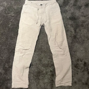 Beige linnebyxor från Lindbergh - Snygga beige linnebyxor från Lindbergh som Perfekta för en chill och stilren look under varmare dagar - Storlek XS, passar S - Skick är mycket bra