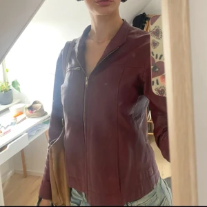 Vinröd skinnjacka från Robert Classics - Jättefin skinnjacka, köpt secondhand men inga större tecken på slitage. Står ingen storlek i den men skulle gissa på att det är strl S. Har ni några frågor så är det bara att höra av sig, puss puss💋