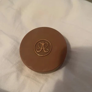 Anastasia Beverly Hills Cream Bronzer - Säljer en Anastasia Beverly Hills Cream Bronzer i nyansen Amber. Den ger en naturlig solkysst look. Perfekt för contouring och bronzing. Säljer då den tyvärr var fel färg för mej. Använd ett par gånger som syns i bild 2❤️