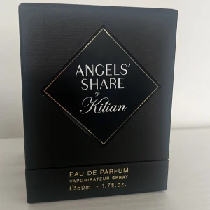 Angels' Share by Kilian EdP 50ml - Lyxig parfym från Kilian, Angels' Share, i en elegant 50ml kristallflaska med mönstrad design. Doften har en varm bärnstensfärgad vätska och levereras i en svart exklusiv ask med gulddetaljer. Eau de Parfum med sofistikerad och modern känsla. Det är mycket parfym kvar i flaskan som ni ser! Köpt på NK. 