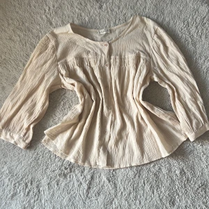 Blus - Snygg blus och perfekt till sommaren, härligt material. Fin färg och perfekt till linnebyxor eller ett par ljusblå shorts🤩