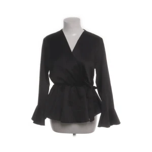 Svart satin topp med volang  - Svart satin topp med volang, använd 2 gånger. Kommer inte till användning längre🖤