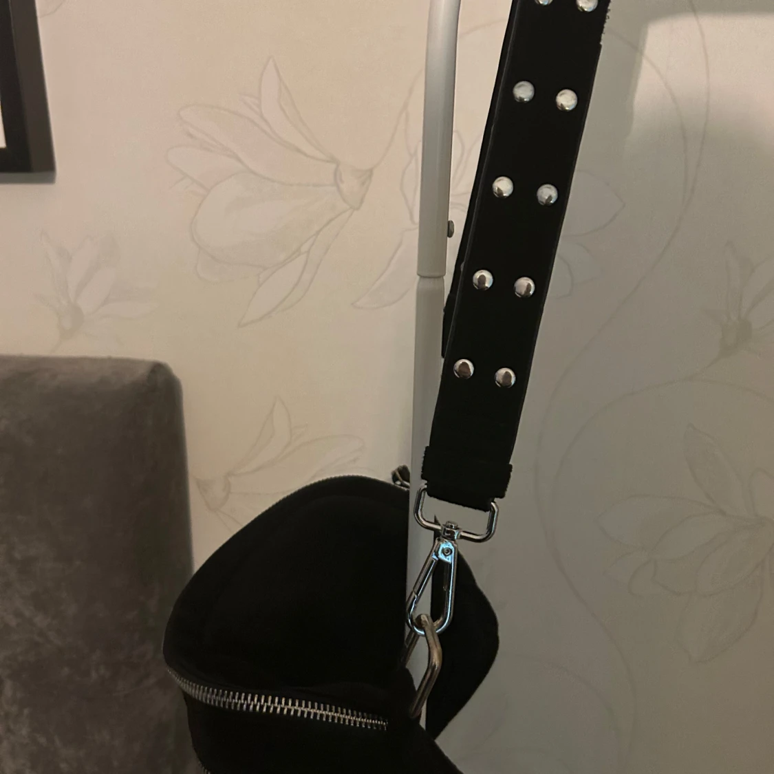 Svart axelväska med nitar och dragkedjor - 2