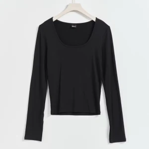 Svart långärmad topp - Snygg svart långärmad topp, med slit vid ärmsluten. Använd fåtal gånger! Nypris är 199kr. Om du har någon fundering eller bud så skriv privat! 🤩🙏🏻💘
