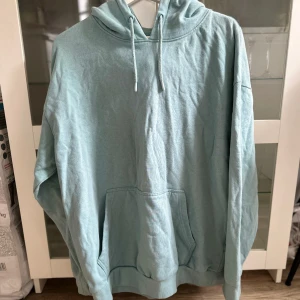 Grön hoodie - En grön hoodie i storlek L från Lager 157 köpt secondhand men som aldrig har kommit till användning, har enbart tvättats. Den är i 80%Bomull och 20%Polyester. Nypris 150kr! FÖRST TILL KVARN!