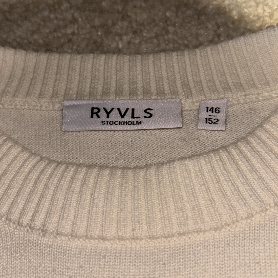 Vit stickad tröja med flagga från RYVLS - 1