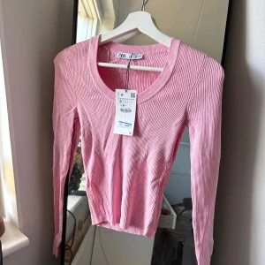 Rosa ribbad långärmad tröja Zara - Supersöt rosa långärmad tröja från Zara i ribbad bomull. Storlek S.