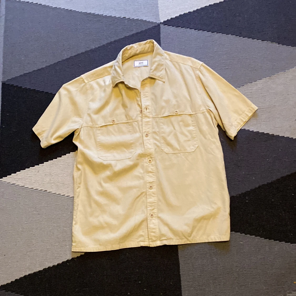 Beige kortärmad skjorta från Ami