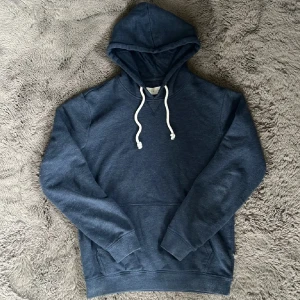 Blå hoodie från Pier One  - Säljer mörkblå hoodie från Pier One. Skönt material och passar till det mesta. Skick 9/10 använd fåtal gånger. Hör gärna av er om ni har några funderingar!