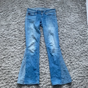 G-Star ljusblå bootcut jeans - Säljer ett par ljusblå jeans från G-Star, modell Midge Straight WMN. Jeansen har låg midja och bootcut-ben, klassisk femficksdesign och är tillverkade i jeansmaterial. Snygg tvätt med slitningar och en riktigt skön passform. Pris kan diskuteras!!💞💞