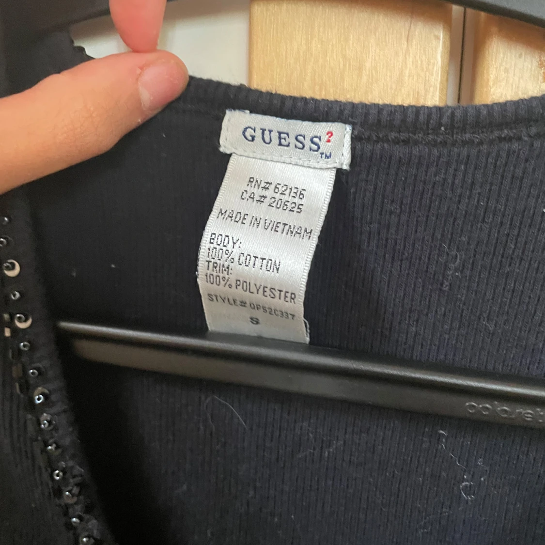 Svart linnetopp med paljetter från Guess - 1