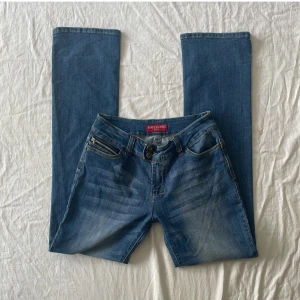 Vintage jeans - Bra skick! Mått: midjemått rakt över 39-44 stretch grenhöjd 22,5 innerbenslängd 85,5cm❤️ jag är 180