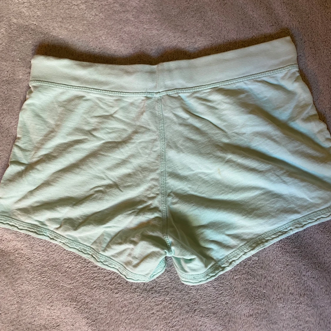 Mintgröna shorts med snörning - 1