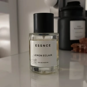 ESSNCE - Lemon Eclair🍋🍦 - Fräsch parfym från ESSNCE med doften Lemon Eclair🤩 Parfymen är öppnad och därför säljs den billigare! 