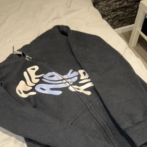 Marcus och martinus zip hoddie (air) - Svart hoodie med dragkedja från Marcus och Martinus store. Framsidan har text där det står air och på baksidan står det 'I can breathe without air'. Tröjan har luva och två fickor där framme. Jag köpte den 2024 januari och jag tror den inte säljs längre på deras online sida jag hittar den inte där iallafall. Jag säljer den för 200kr pågrund av att den är använd men pris kan såklart diskuteras. 