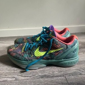 Nike Kobe 6  - Säljer Nike Kobe 6 i ganska bra skick, storlek 43 men kan fungera med 42 också. Pris kan diskuteras.