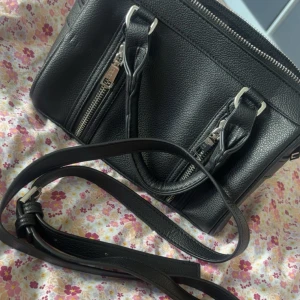 Svart axelväska från Misako - Säljer en snygg svart väska från misako aldrig använd!!💓