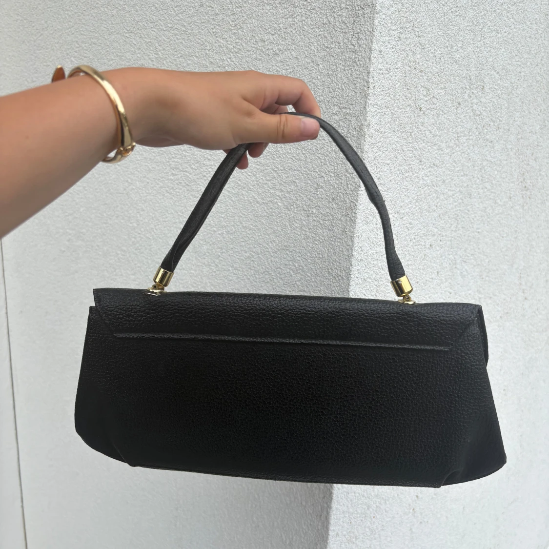 Svart handväska med gulddetaljer - 1