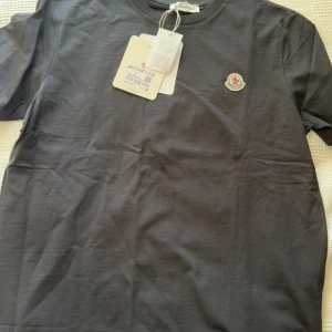 Svart t-shirt från Moncler - 500 för 1. Har moncler i vit också.