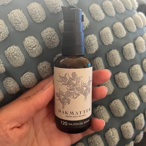 Dakmatter Salizía Gel Serum 50ml - Ekologiskt gelserum för hårbotten från Dakmatter. För dem som har problem med mjäll/ mjälleksem. Innehåller naturliga ingredienser som aloe vera, glycerin och barkextrakt. Vegansk och certifierad enligt Cosmos Organic. Dyr i inköp. Endast testad. 