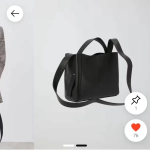 Svart axelväska  - Väska från Ginatricot. Köpt från plick men har ej kommit till användning så därför säljer jag den.Väskan har både korta handtag och en lång axelrem för olika sätt att bära. 