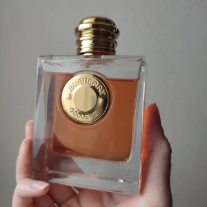 Burberry Goddess Perfume Intense - [❗🌴VACATION INFORMATION: The shop is temporary closed since July 11th. I will open back up when I'm home and are able to send packages again🌴❗] Burberry Goddess Intense EDP. Approximately 85% left in the bottle, see for yourself. The sticker at the bottom has unfortunately peeled off. A great longlasting scent!