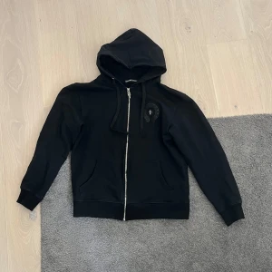 Chrome hearts hoodie - En svart chrome hearts hoodie i riktigt gott skick, storlek m men sitter mer som s. Hör av er vid frågor!