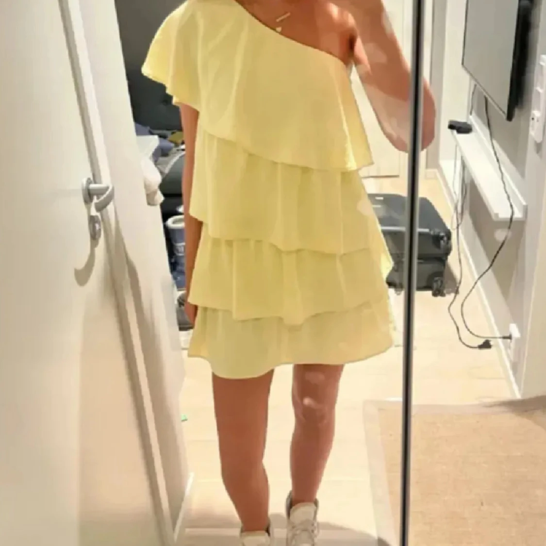 Ljusgul Volangklänning miniklänning  - 1
