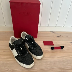 Valentino flycrew - Säljer ett par sjukt snygga valentino flycrew skor. Skorna är väldigt väl omhändertagna! Köpte de inprincip helt nya, dessvärre var några spikar av, som ni ser på bilderna. Skorna är i storlek 37 men de passar även storlek 38. Tillkommer med skorna gör box, kuvert och extra skosnören som är orginal från Valentino. Hör av dig vid funderingar eller annat! 