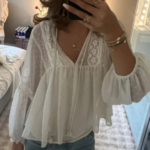 Vit spets blus från Zara - Jätte fin flowig sommar blus från Zara. Bra skick och passar till shorts och jeans. Storlek s