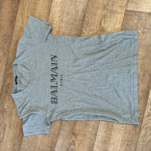 Balmain t shirt - Grymt snygg Balmain t shirt i superbra skick! Storlek M