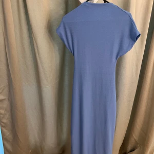 Blå Klänning från Gina Tricot - Denna fina sommar klänning från Gina tricot men öppen rygg.  •Storlek Xs men passar S