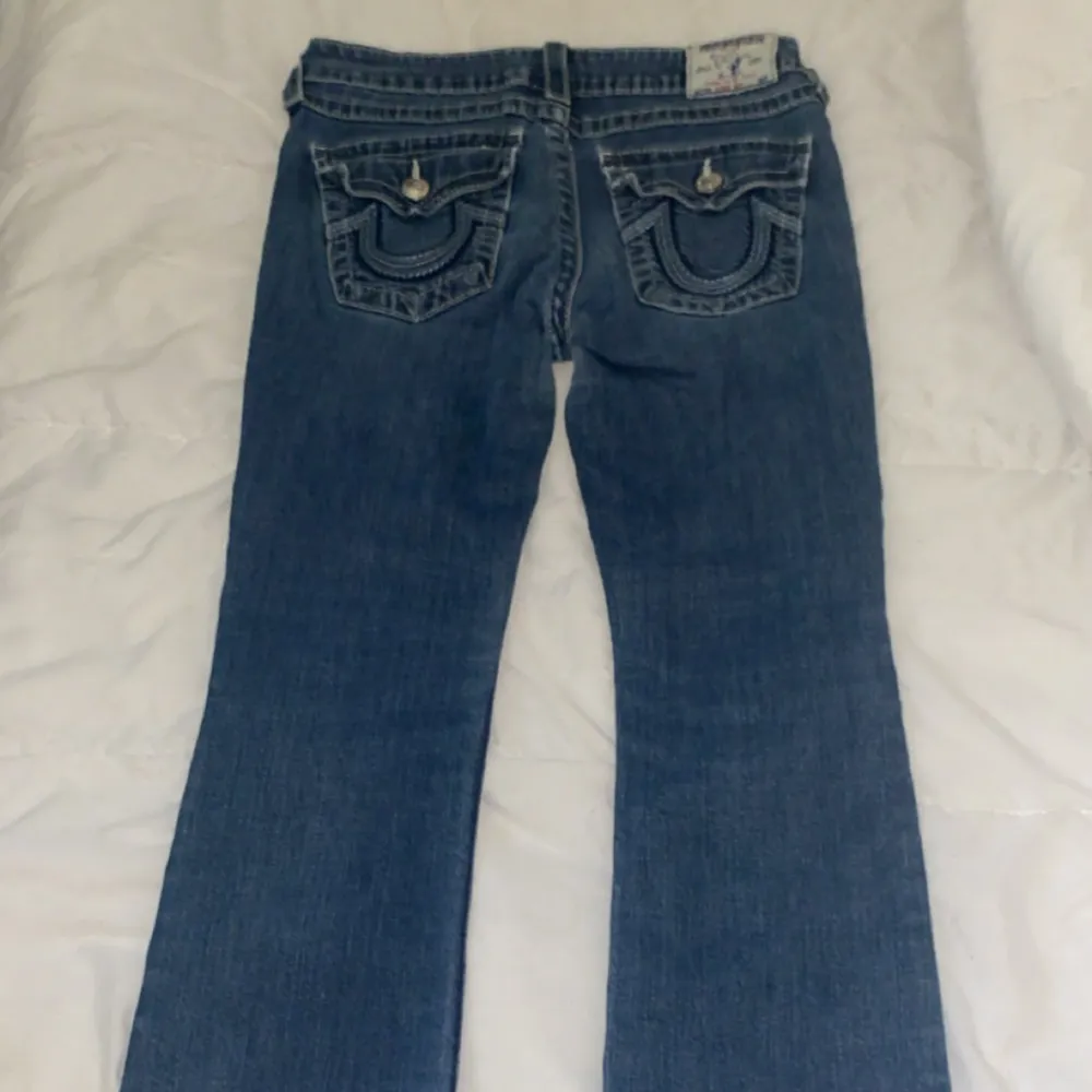 säljer dessa trueys som är bootcut då dom inte passade mig, köpta här på plick och endast testade inomhus en gng! bilderna är lånade och skulle säga dom passar någon runt 155-160, inga defekter och som i nyskick. nypris 1100, hör av er vid frågor<3. Jeans & Byxor.