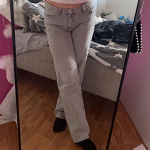 Jeans Ginatricot - Jag säljer dessa gråa jeans från Gina, storlek 38. De är i bra skick! Köpta för 499kr, säljer för 249kr men pris kan diskuteras.