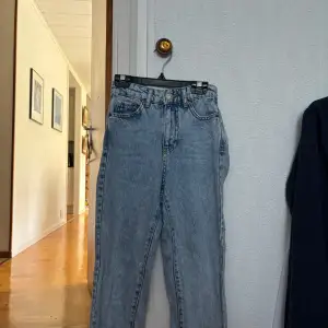 Mid-waist straight jeans i storlek 30/xxs. Från Gina.