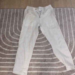 Tja, säljer mina linen byxor då de är för små för mig.  - Skick 9/10 skulle nog säga att de är som nya då jag inte användt de länge alls. 
