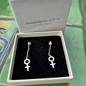 Drakenberg Sjölin studs  - Woman Unite studs from Drakenberg Sjölin in recycled sterling silver. Very lightly used, great condition. 5cm long. 