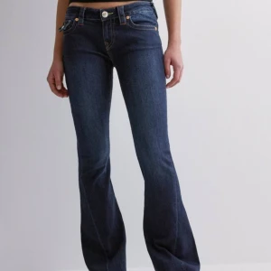 True religion Low Rise jeans - Säljer dessa true religion jeansen som är low rise. Storlek W24 och är bara testade så som nya💓